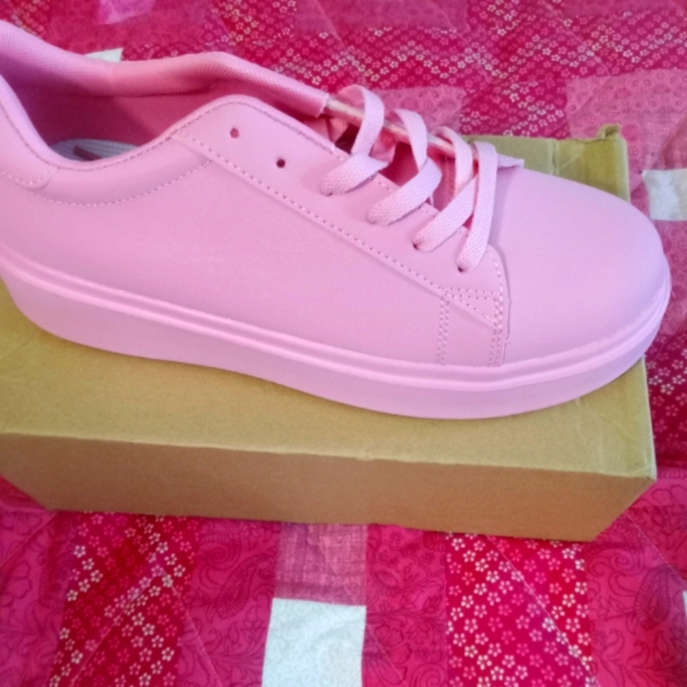 Minimalist Pink Sneakers with Smooth Finish